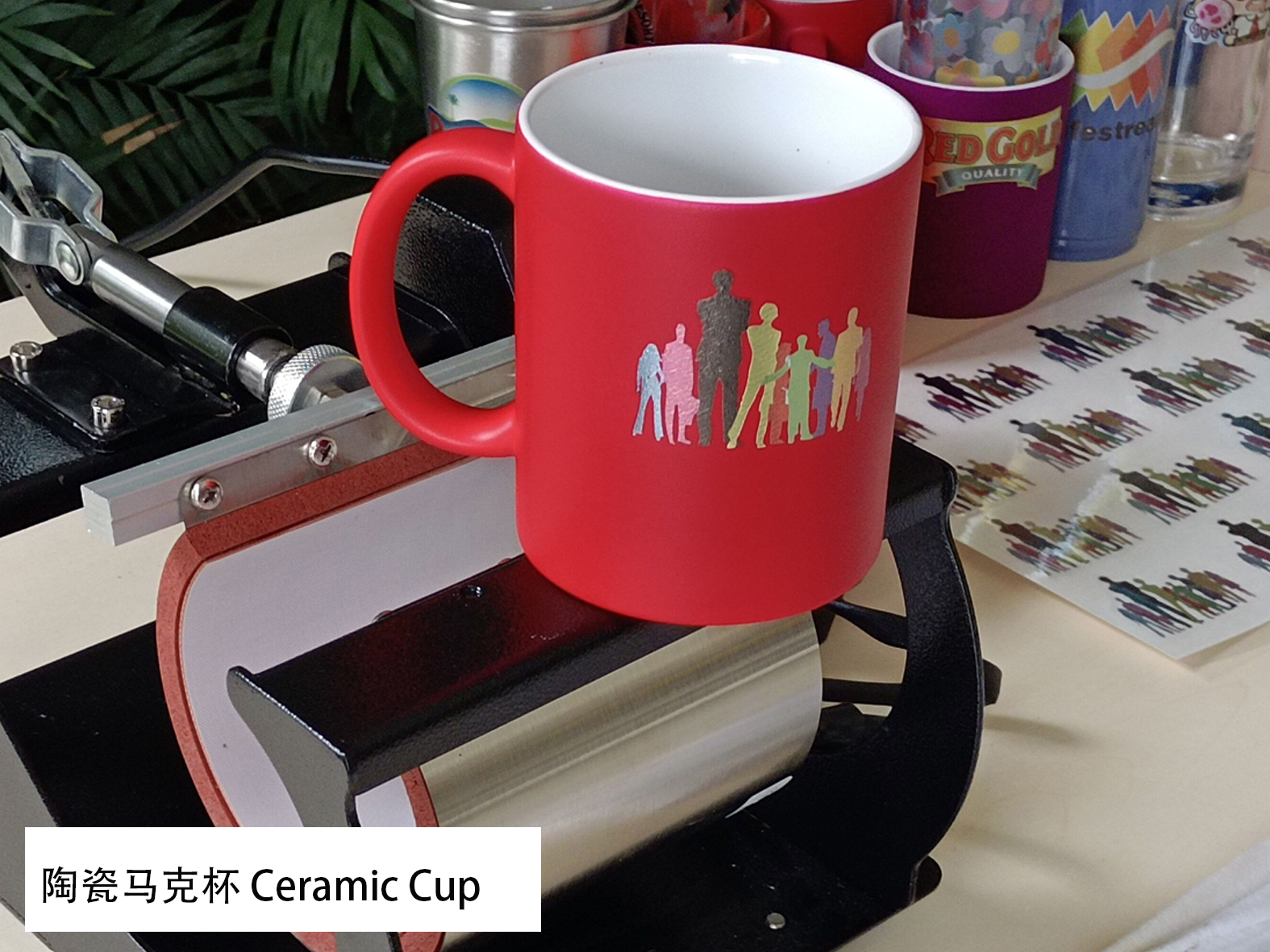 分步视频教程：制作您的专属荧光橙色陶瓷杯的Logos、标签、徽标，标贴箔由 Mimaki CJV 印刷