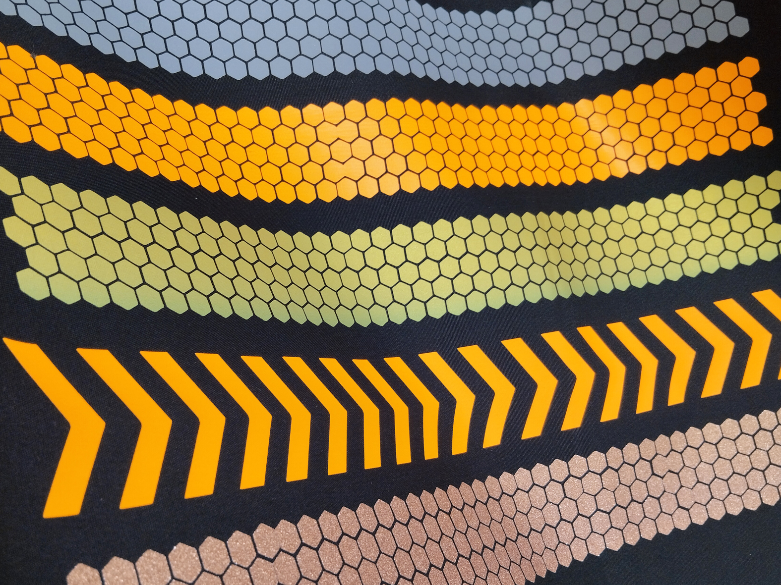 自定义热转印刻字膜：反光、金葱、夜光、珠光、植绒靓贴在劳保衣服、时装、运动衣服的应用