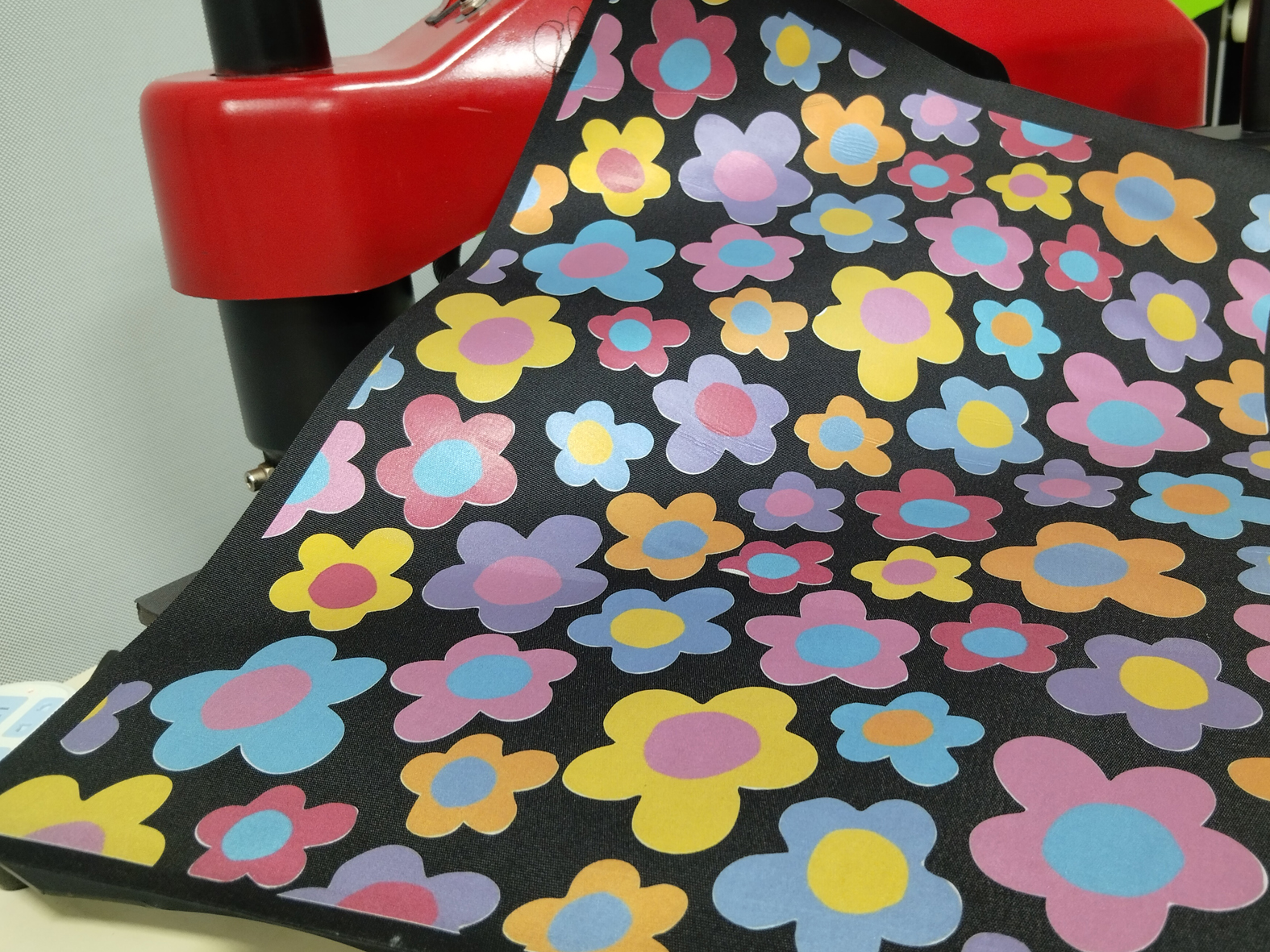 自定义热转印刻字膜之一：反光靓贴（HTS-300SRF ) 复合牛津布箱包的应用