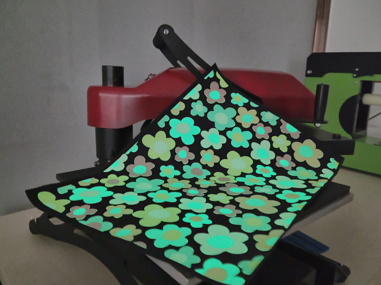 自定义热转印刻字膜之二：夜光靓贴（HTGD-300S ) 在劳保、安全服装、装饰织物等花色的应用