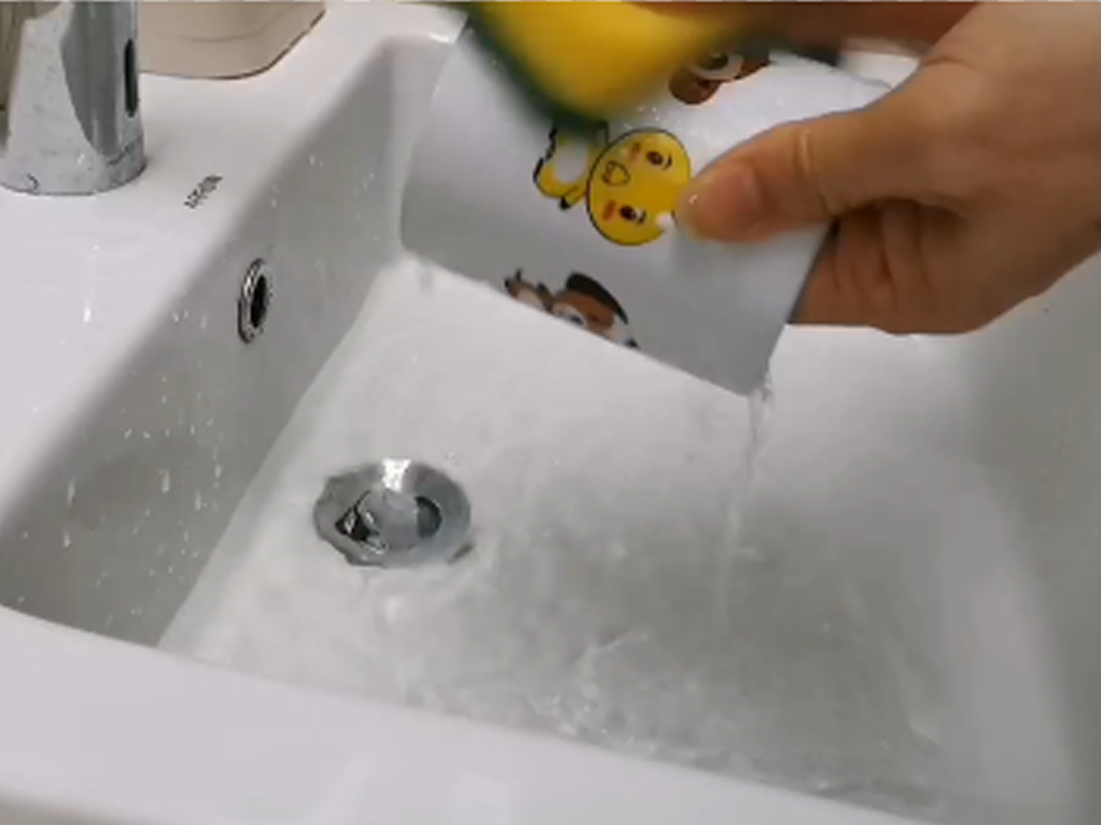 靓膜（PF-150)用于陶瓷马克杯的彩色Logo、照片的耐刮、耐洗刷测试